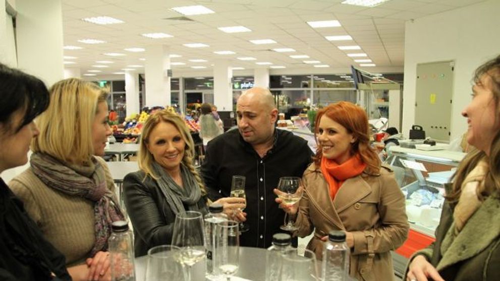 Chef Catalin Scarlatescu a gatit pentru doamne de 8 martie intr-un loc public. Ce le-a pregatit sarbatoritelor
