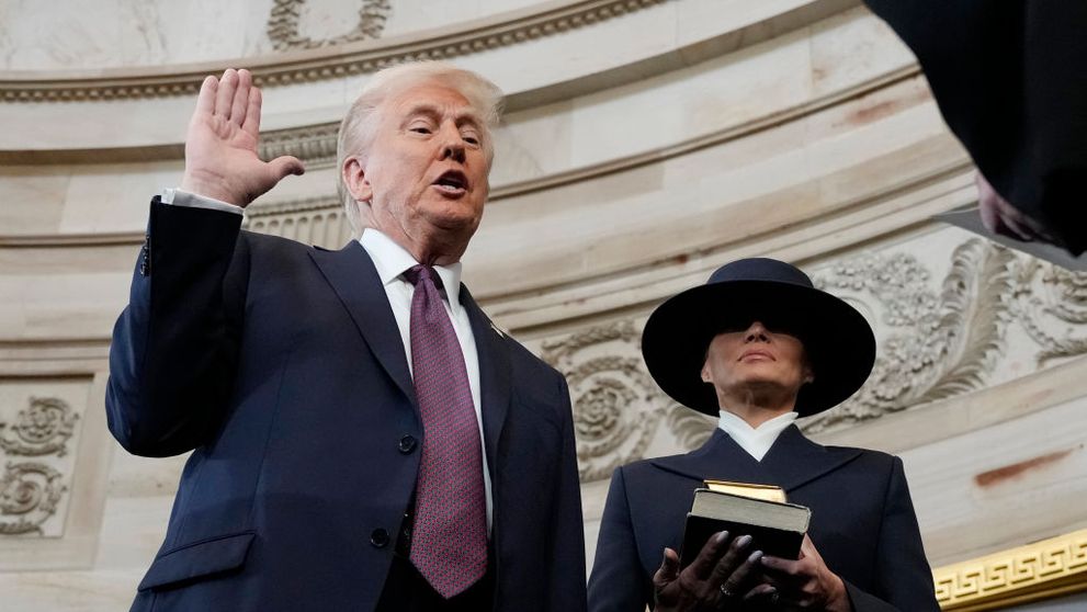 Ce cărți a ținut în mână Melania Trump la ceremonia de învestire a lui Donald Trump. Gestul președintelui care a atras atenția publicului: „De ce nu a făcut asta?”