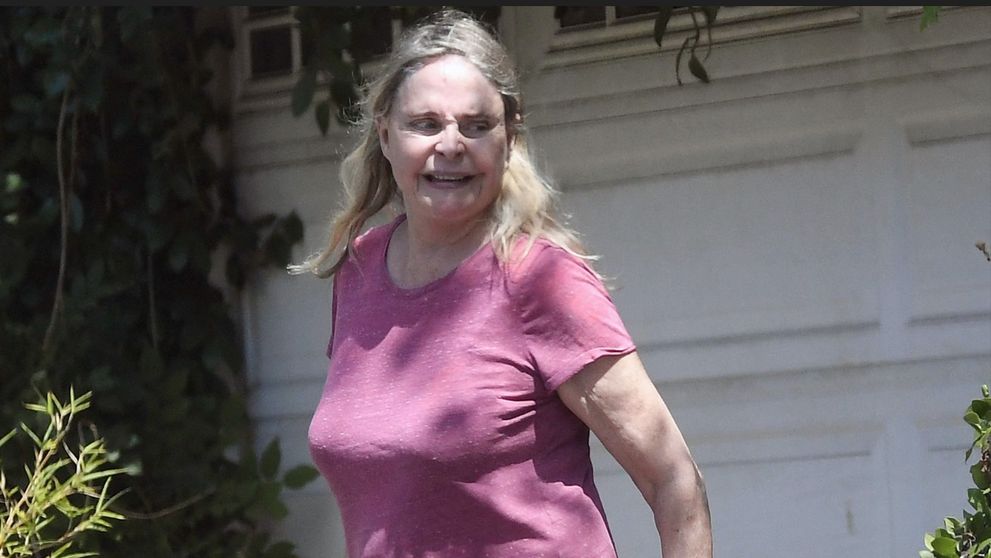 O fostă „fată Bond” și sex simbol al anilor ’80 a ajuns de nerecunoscut! Cum au surprins-o paparazzii pe străzile din Los Angeles