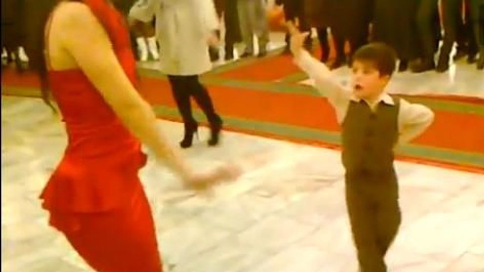 Nimeni nu-si mai putea lua privirea de la el. Cum a ajuns un baietel de 6 ani sa fie invidiat de toti barbatii din sala
