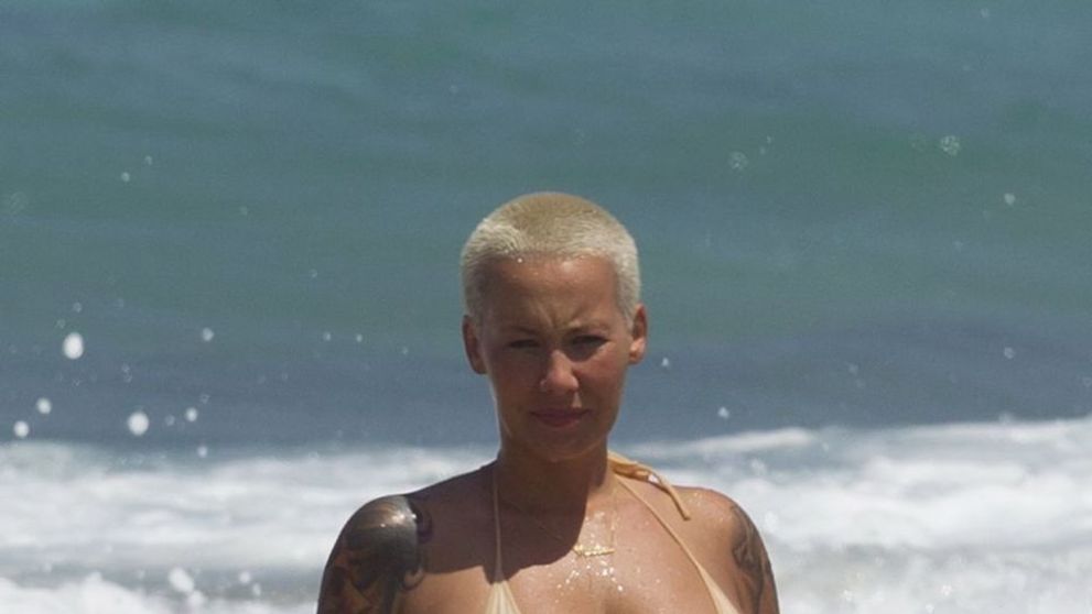 A renuntat si la sutien. Cum a fost surprinsa Amber Rose in timp ce se afla la plaja