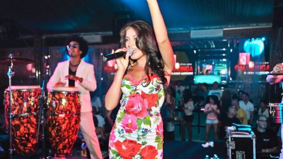 Elena de la Mandinga, aproape de nerecunoscut dupa ce a intrat pe mana stilistilor. Cum s-a transformat cantareata