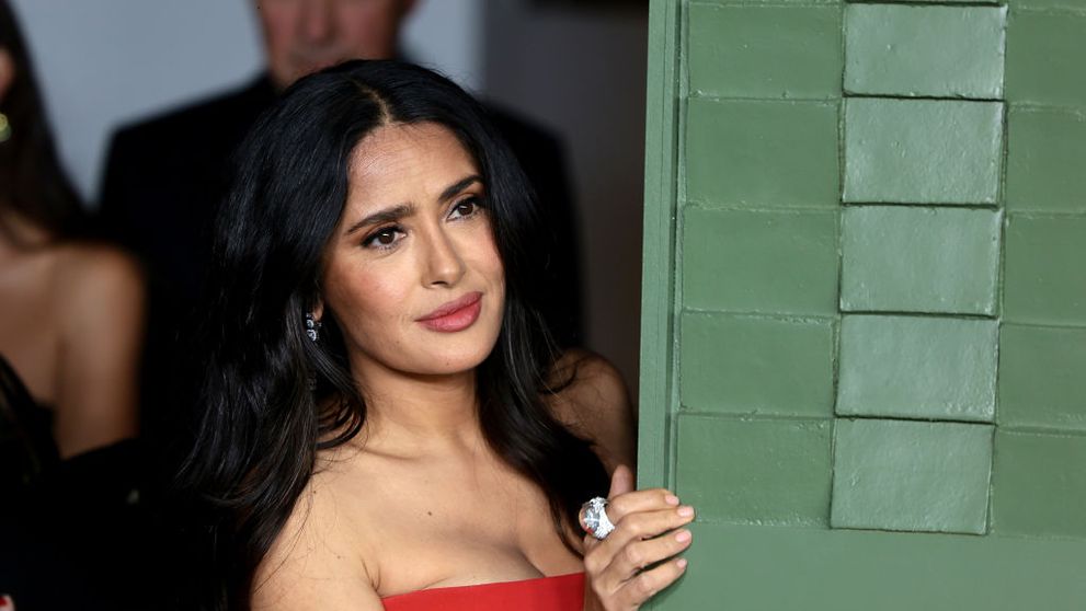 Salma Hayek, la 59 de ani: „Încă dansez!” Actrița a sărbătorit pe iaht în costum de baie roșu și le mulțumește fanilor pentru dragoste