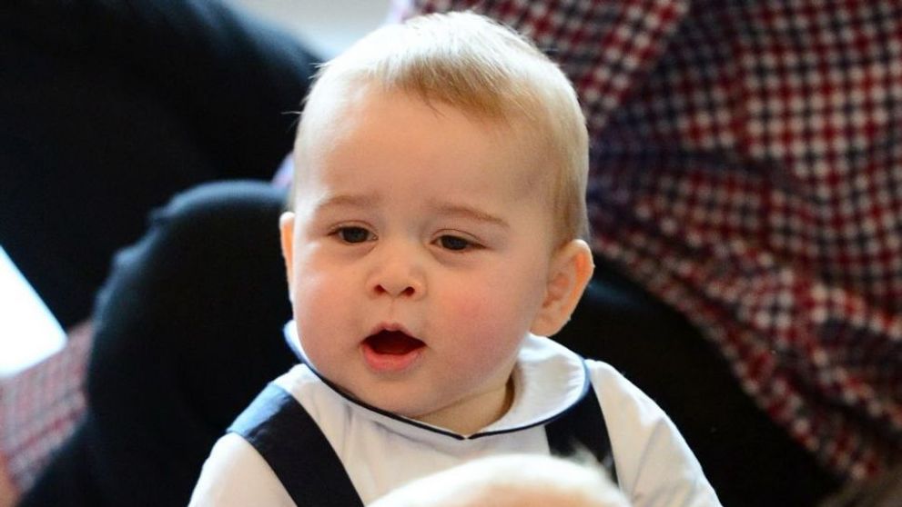 Pe Printul George il stie toata lumea, dar internautii au aflat ca are o sosie. Cum arata baietelul care ii seamana