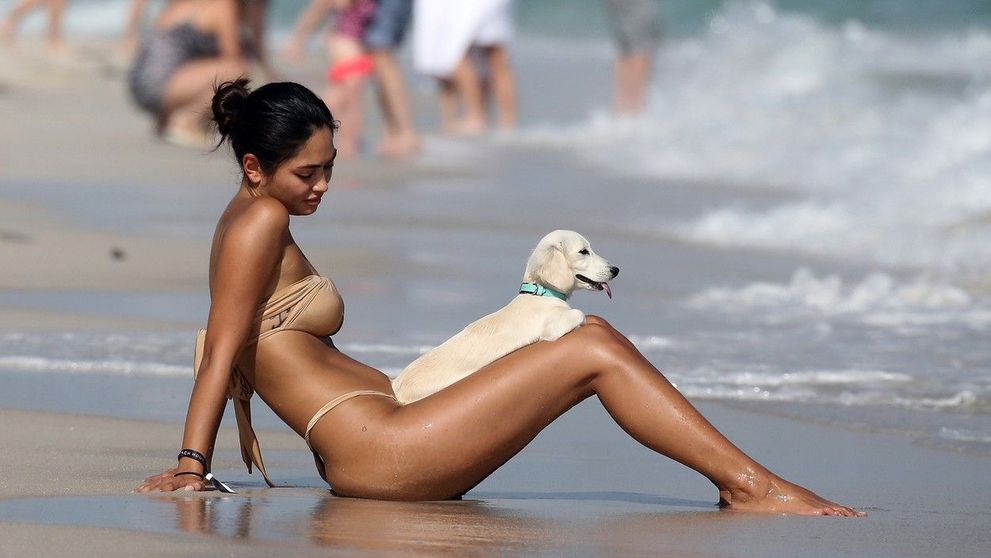 Și-a scos cățelul la plimbare în cel mai sexy costum de baie. Apariția cu care Ambra Gutierrez s-a făcut remarcată