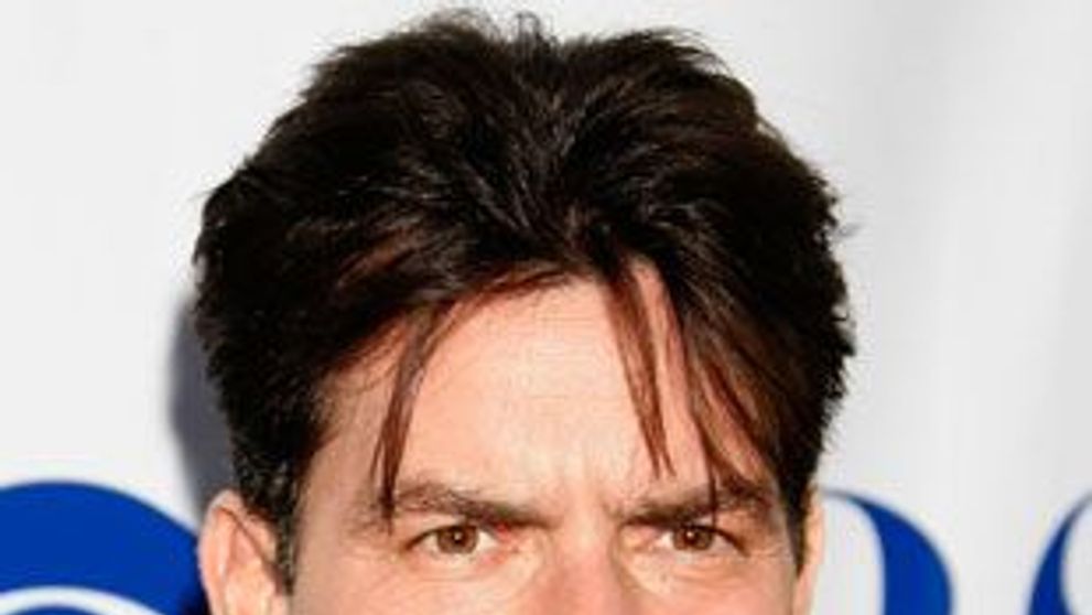 Charlie Sheen i-a jignit pe producatorii de la 