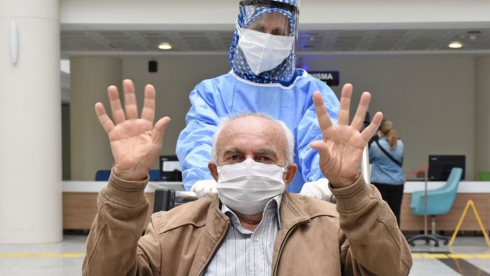 Medic italian: „Terapia cu plasmă funcționează”. Care sunt rezultatele tratamentului aplicat în Italia