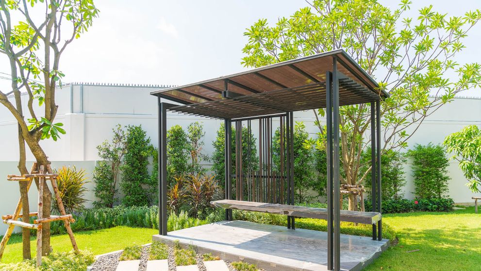 (P) Cum să amenajezi curtea cu un buget redus: sfaturi practice pentru confort și utilitate