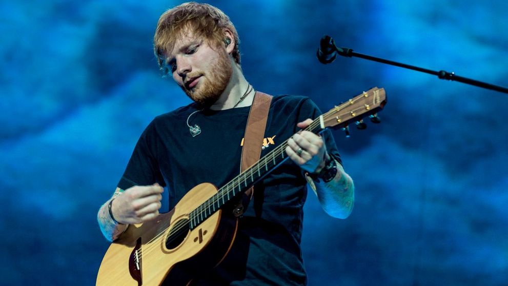 FOTO Ed Sheeran, în halat Versace în livada unei pensiuni din Snagov. Cum a pozat artistul