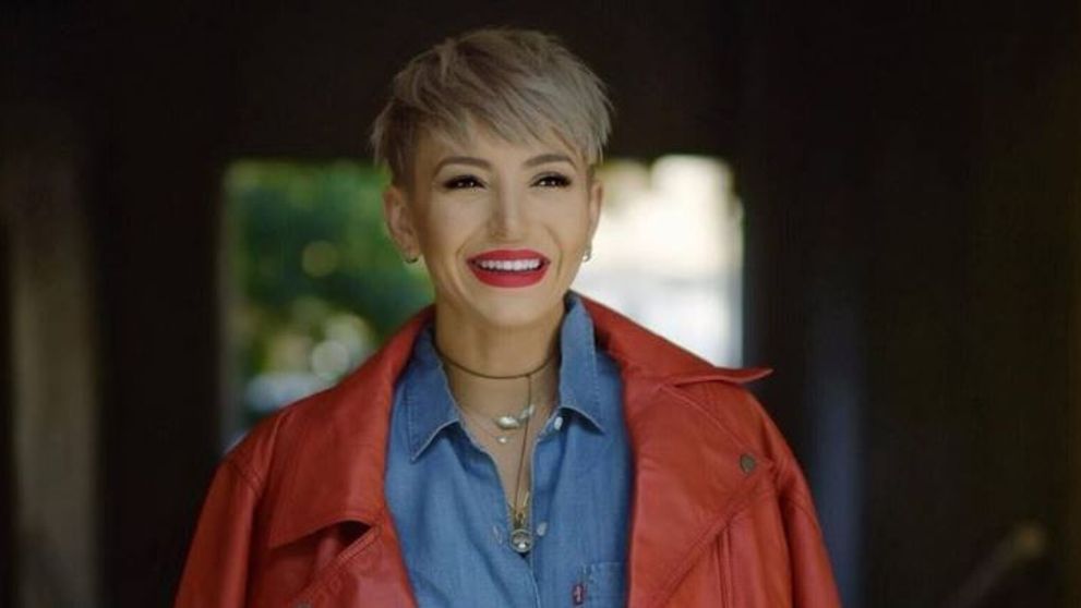 VIDEO Giulia, machiaj la semafor