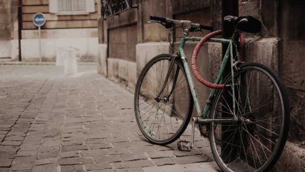 Ai o bicicletă veche și nu vrei să renunți la ea? O poți transforma într-un obiect decorativ pentru grădină