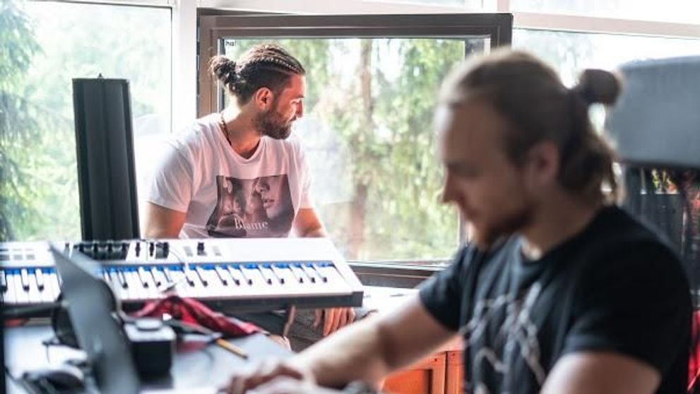 Romdrops, divizia internațională a HaHaHa Production, locul 1 și 7 la American Idol și locul 1 în Top 100 Itunes America