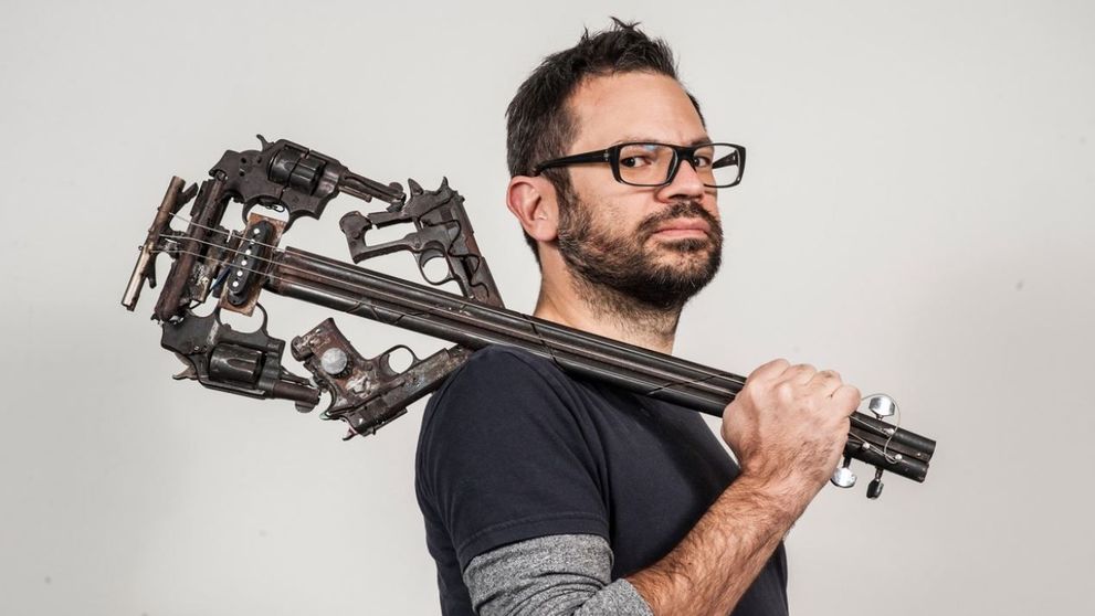 Pedro Reyes, artistul care transformă mitralierele în viori și puștile în lopeți