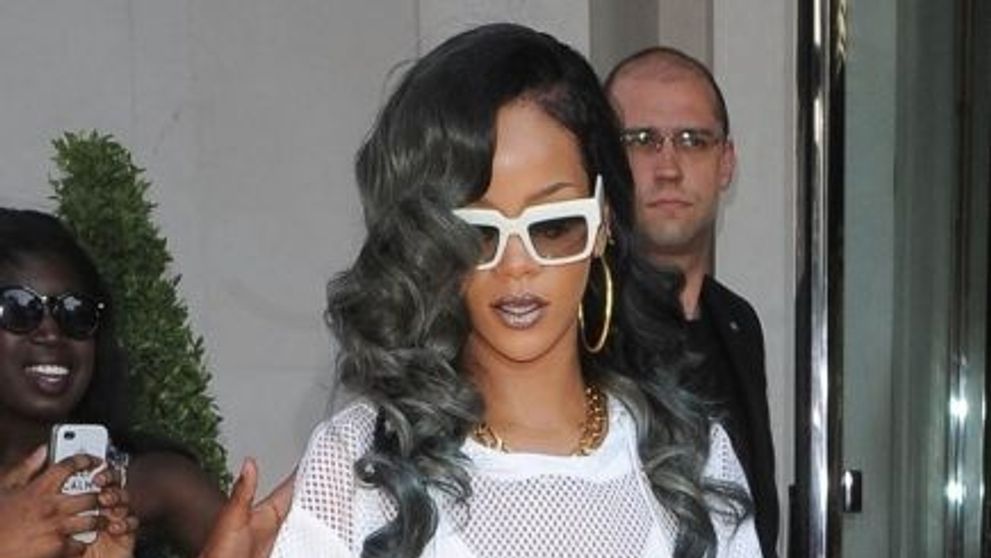 Poarta ceva pe sub salopeta transparenta? Fanii au fost intrigati de una dintre cele mai obraznice tinute in care a aparut Rihanna