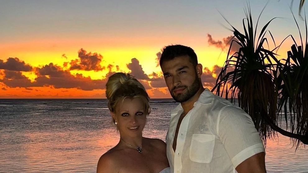 Britney Spears se mărită într-o rochie Versace? Donatella pare s-o fi dat de gol