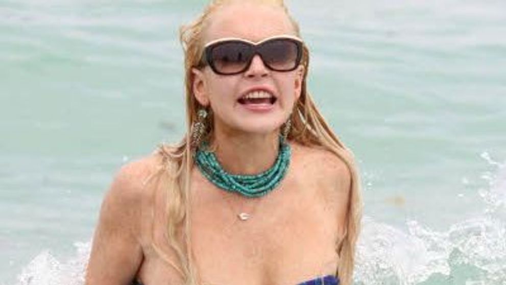 Lindsay Lohan a ramas topless fara sa vrea! Uite AICI!