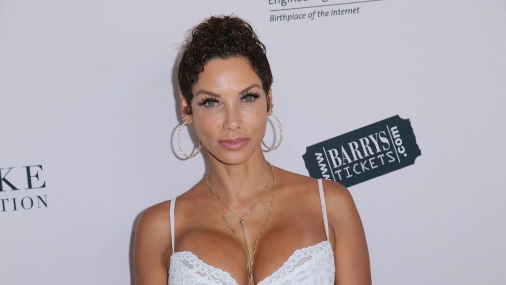Nicole Murphy, apariție excentrică la benzinărie. Vedeta a fost la un pas de un accident vestimentar