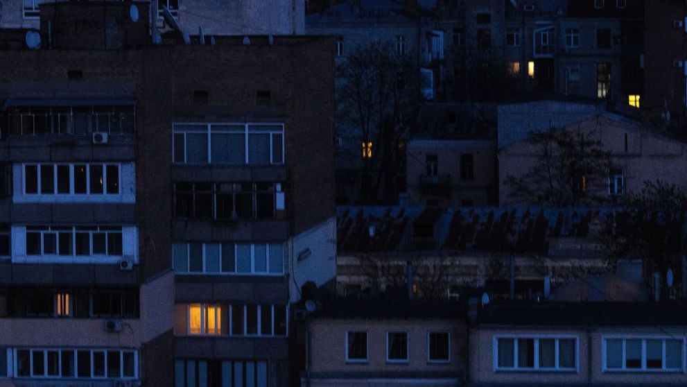 VIRAL. În Kiev, o femeie ar fi doborât o dronă rusească cu un borcan de murături
