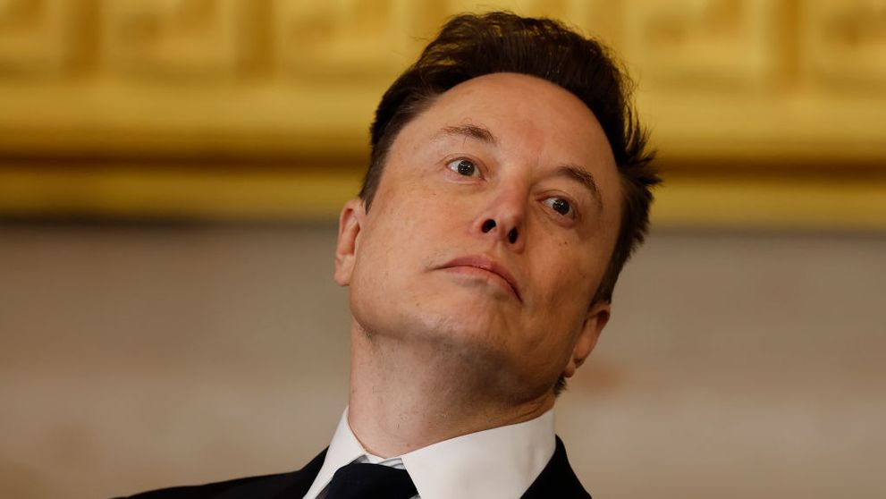 Elon Musk a vrut să demonstreze că imigranții iau cu asalt cu topoare și cuțite un spital din Marea Britanie, dar a postat o poză din Batman! 