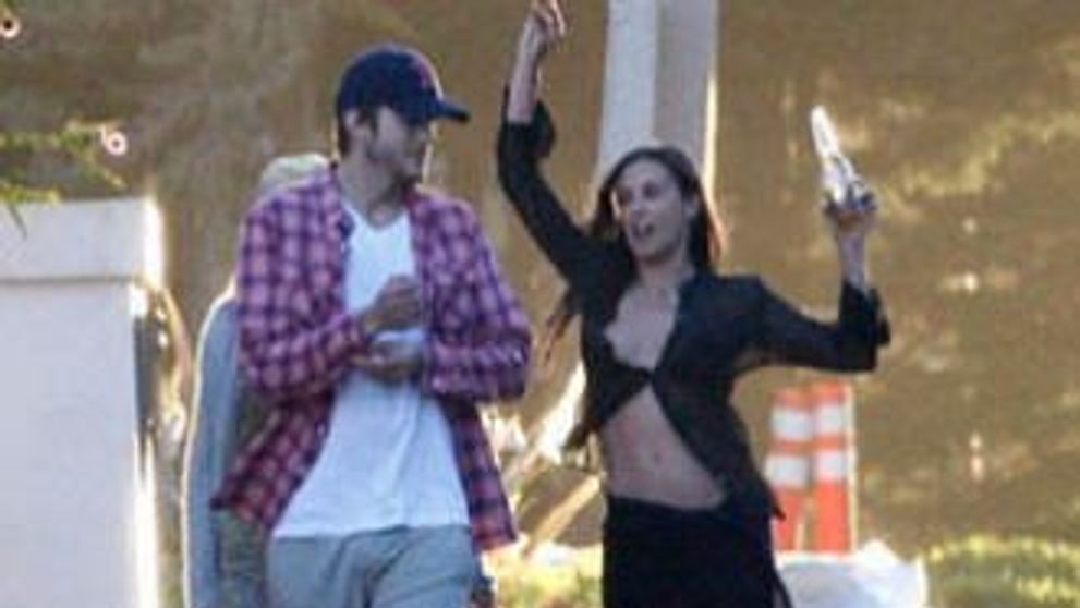 Petrecareata Demi Moore! A dansat pe strada cu berea in mana