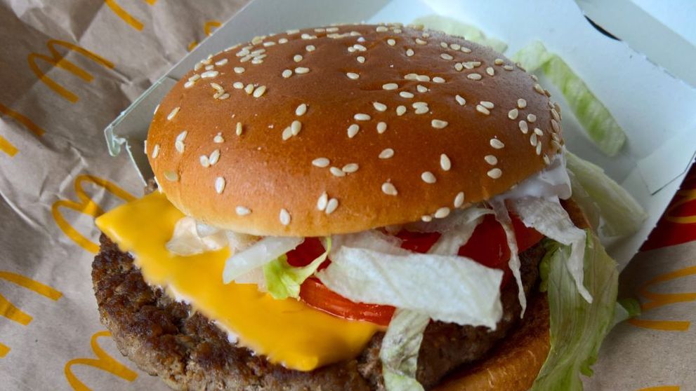 Cât de periculoasă este infecția cu E. Coli? Zeci de oameni s-au îmbolnăvit, iar un altul a murit, după ce au mâncat hamburgeri de la McDonald’s, în SUA