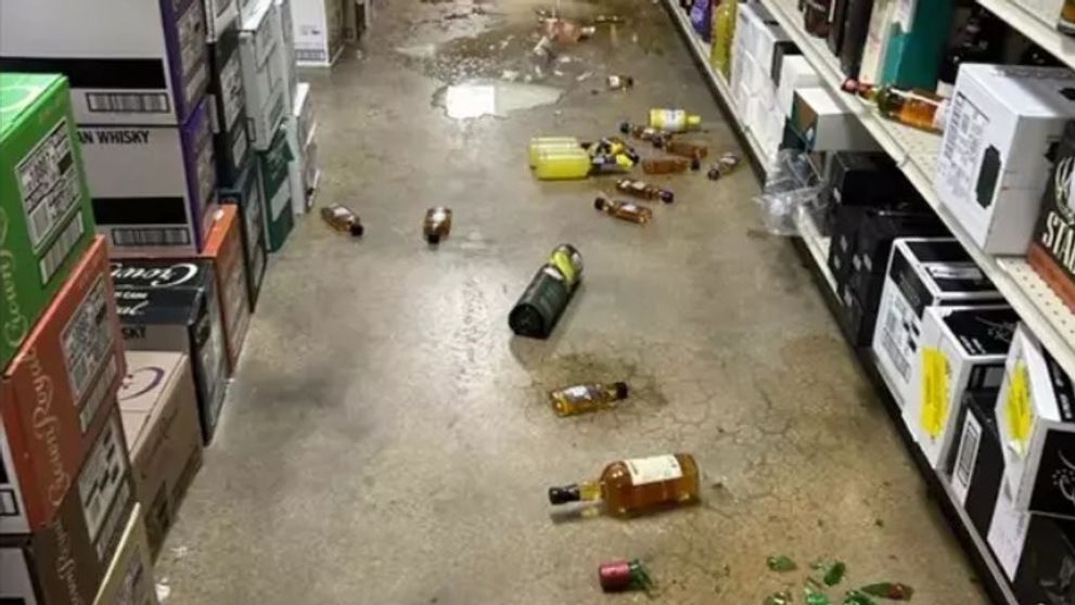 A vandalizat un întreg magazin de băuturi alcoolice și mai apoi a adormit în baie! Imaginile hilare surprinse de camerele de supraveghere