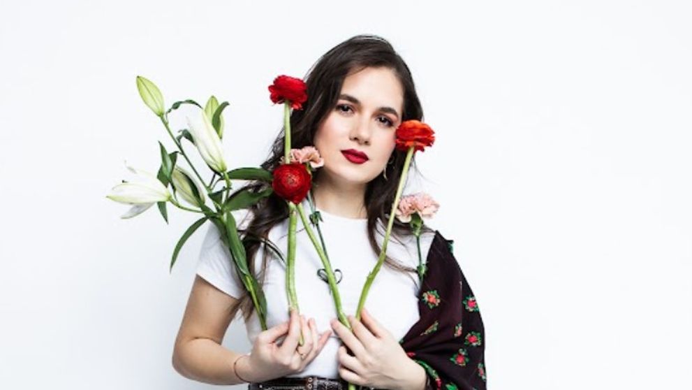 Raluca Radu, semifinalistă la Vocea României, a lansat oficial prima sa piesă  – „ALAI”, o poveste muzicală despre femei, folclor crud și copt, și focul care arde