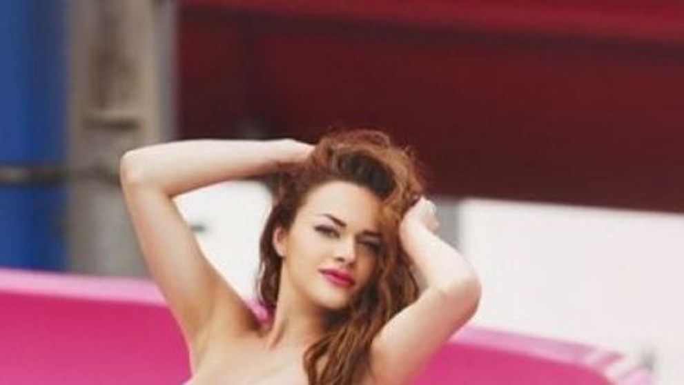 NUDUL unei romance s-a vandut cu 120.000 de dolari la licitatie. Merita? FOTO