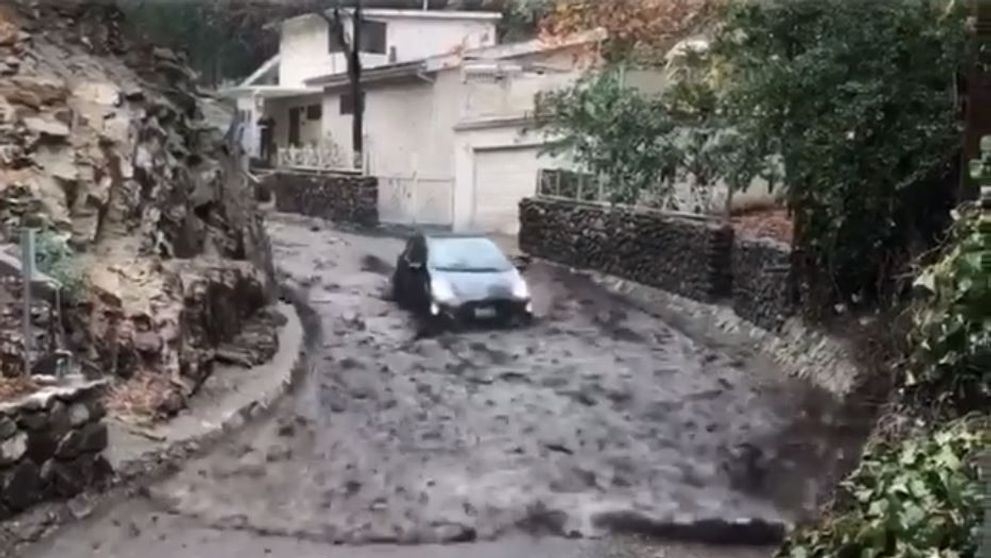 Imagini incredibile cu o masina purtata de suvoaie, in urma alunecarilor de teren din California