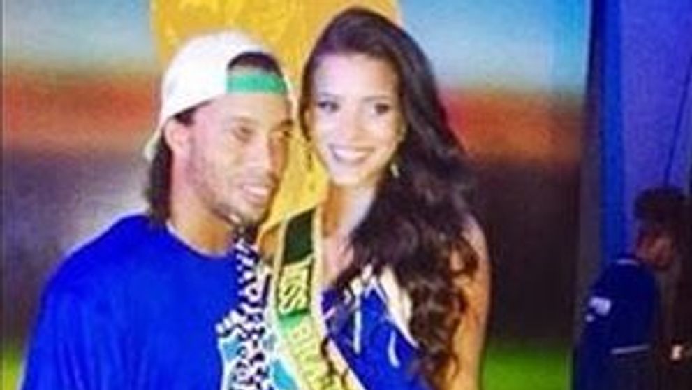 Ronaldinho are o relatie cu una dintre cele mai frumoase femei din lume. Dupa ce si-a corectat defectul, 