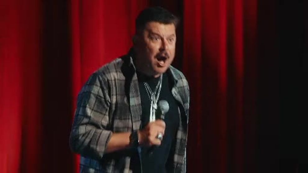 Puțini își dau seama cine este tânărul de lângă Mihai Bobonete! Astăzi e unul dintre cei mai mari comedianți din România
