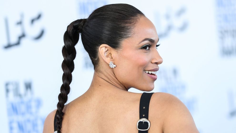 La vârsta la care alte actrițe fac primul copil, Rosario Dawson devine bunică!