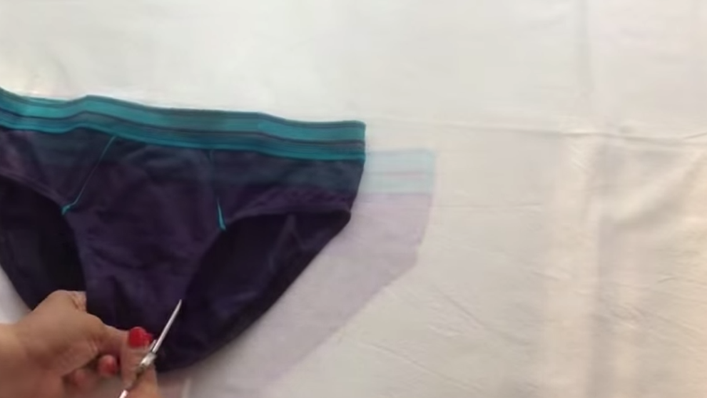 Face cateva taieturi intr-o lenjerie intima barbateasca. Ce se intampla la final