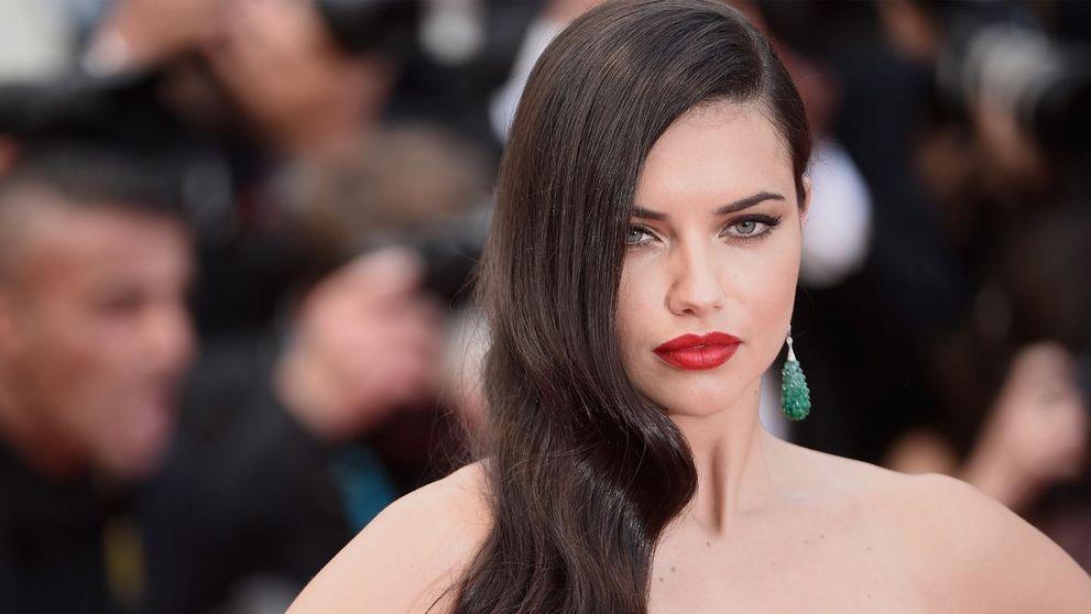 Adriana Lima si noul ei iubit nu-si pot dezlipi mainile unul de pe celalalt. Cum au fost surprinsi de paparazzi