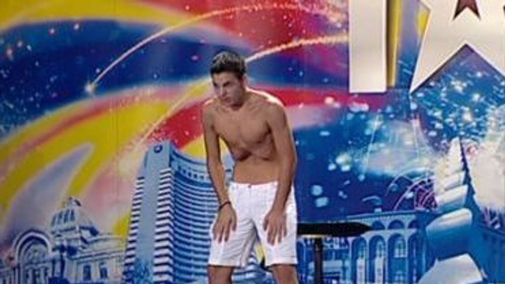Rares Deac si-a incordat muschii stomacului pe muzica, la “Romanii au talent”