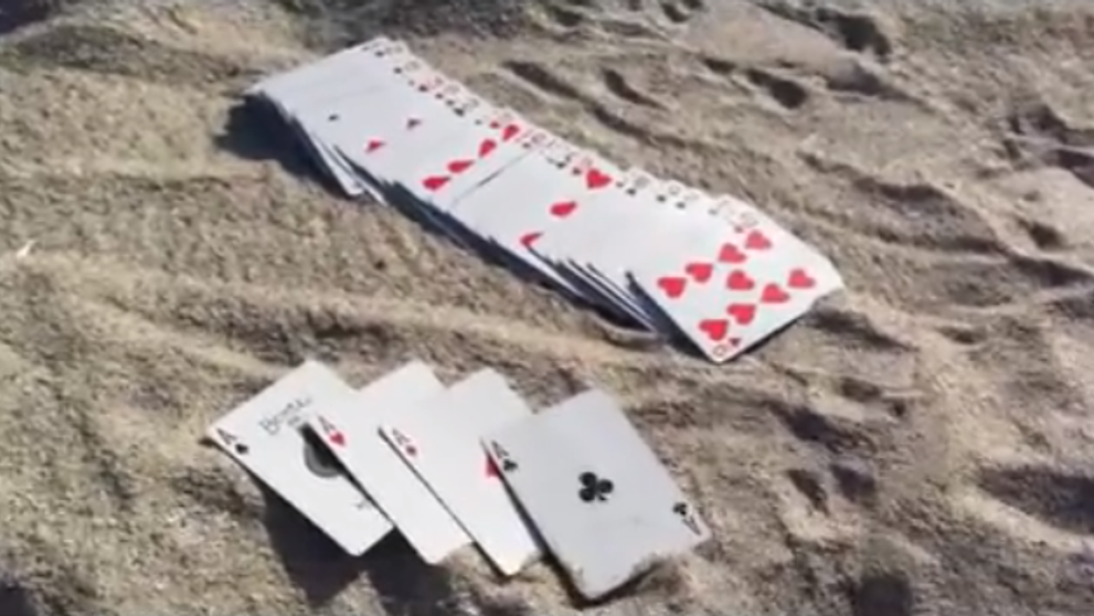 Un truc cu carti care se poate face numai pe nisip. N-are cum sa nu-ti iasa din prima: e super simplu, dar efectul e WOW: VIDEO
