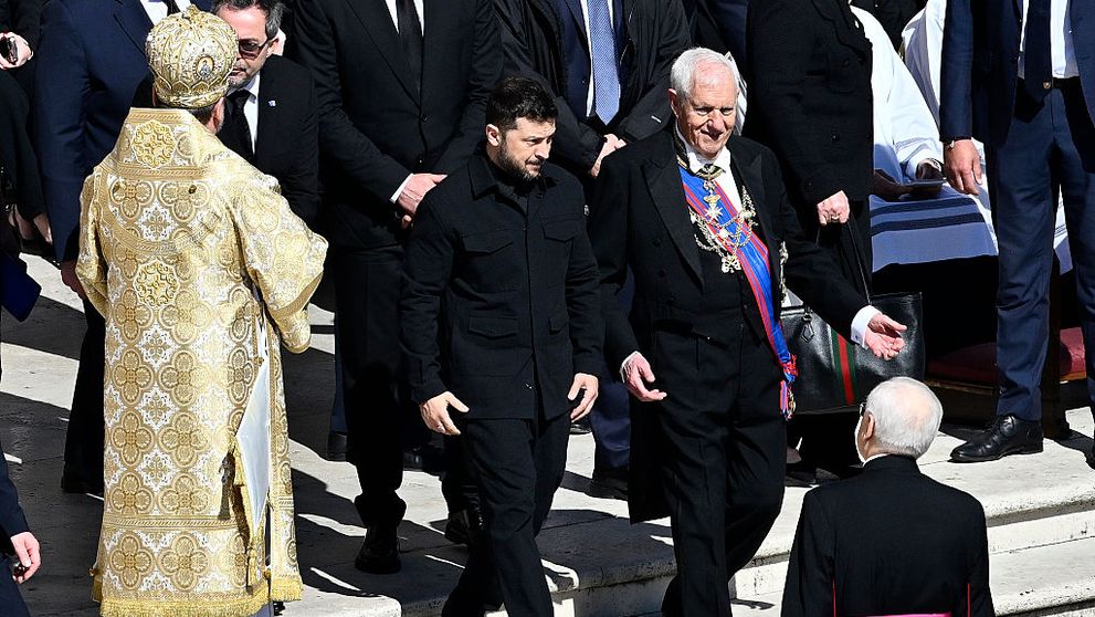 Volodimir Zelenski, aplaudat de mulțime la sosirea în Piața Sfântul Petru pentru înmormântarea Papei Francisc