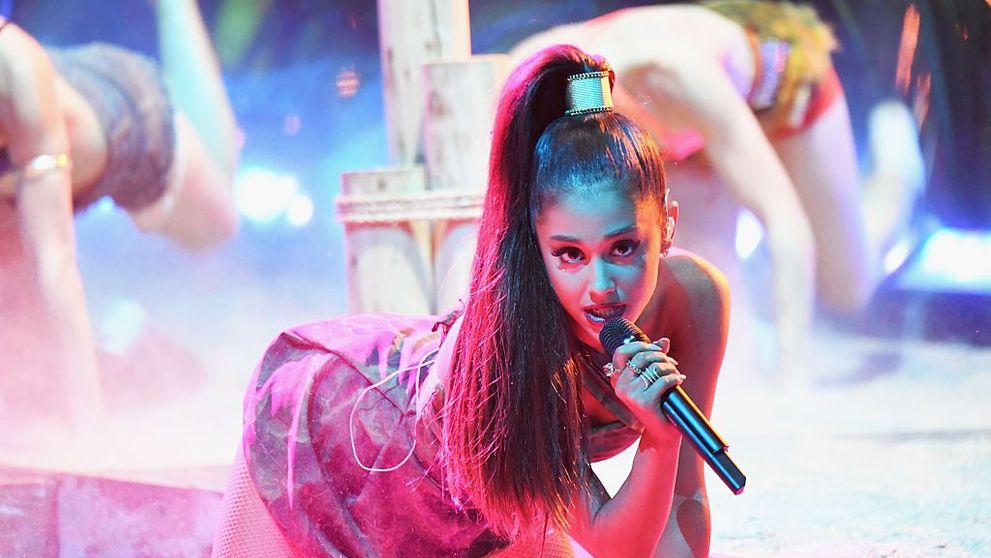 Ariana Grande, acuzată că a copiat ținuta unui travestit în videoclipul piesei ”7 Rings”