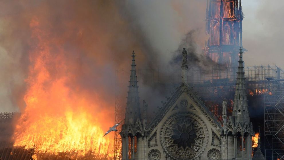 ”E ca și cum ai privi cum îți moare cineva drag”. Reacția celebrităților față de incendiul de la Notre Dame