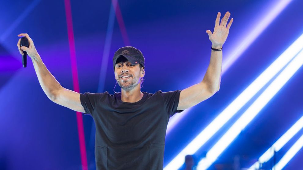 Anna Kournikova a fost ovaționată de către fanii lui Enrique Iglesias. Momentul tandru surprins la concertul de la Vancouver: „Ce cuplu frumos!”