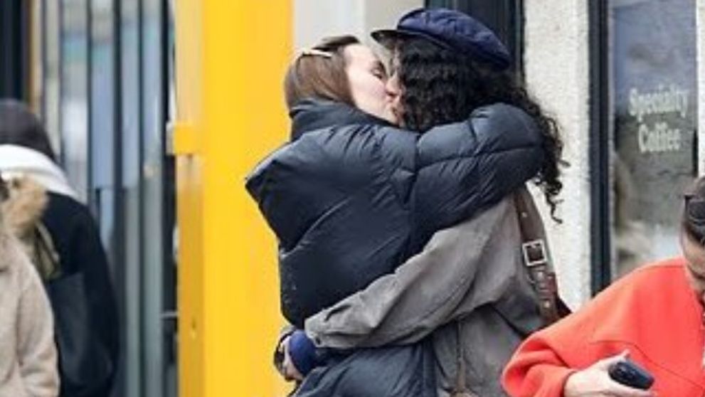 Nu îi pasă de nimeni și nimic! Celebra actriță și-a sărutat pasional iubita în văzul lumii! Detaliul bombă surprins de paparazzi
