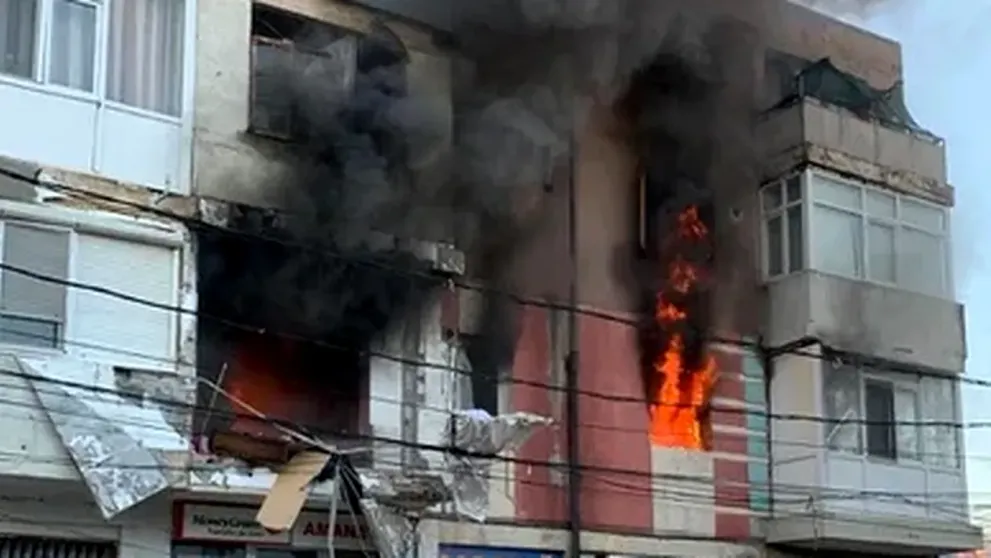 Explozie urmată de incendiu într-un bloc din Brăila: „Au sărit geamurile.. am zis că a fost bombardament!”. De la ce s-a produs deflagrația
