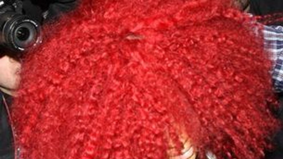 Rihanna, cu o claie imensa de par rosu, intr-un club din Hollywood FOTO