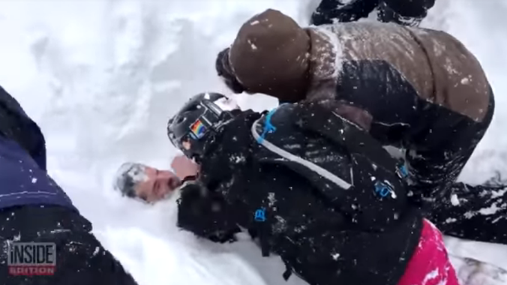 Imagini dramatice cu un barbat gasit ingropat dupa o avalansa! Cum a rezistat sub zapada