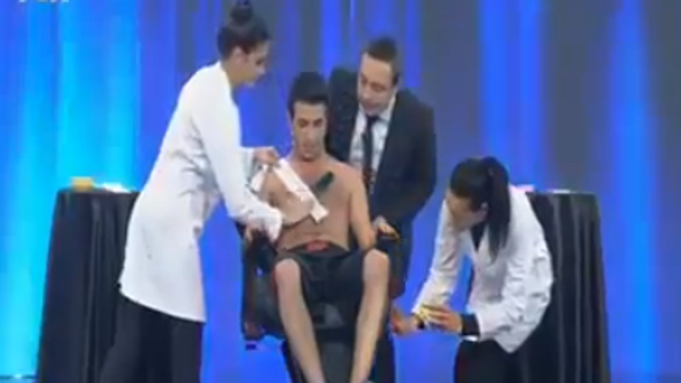Experiment dureros: Poate un barbat sa cante in timp ce este epilat cu ceara? VIDEO