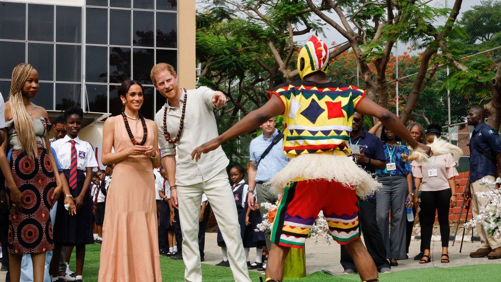 Meghan Markle, ținută controversată în Nigeria. Mesajul clar pe care a vrut să-l transmită familiei regale