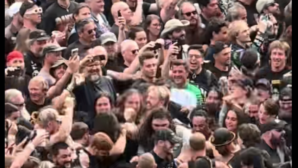 Fanii Black Sabbath, șocați! Cel mai tare actor de la Hollywood a sărit cu ei în mosh pit, în timpul concertului de adio al lui Ozzy Osbourne ”E metalhead adevărat!”