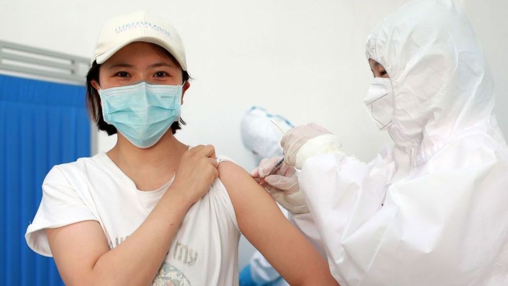 Chinezii au două vaccinuri anti-coronavirus pe care vor să le testeze pe studenți