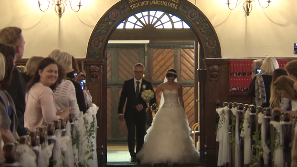 Cuvintele nu isi mai au rostul! Tatal isi conduce fiica catre altar, dar toti raman fara cuvinte cand ea incepe sa cante