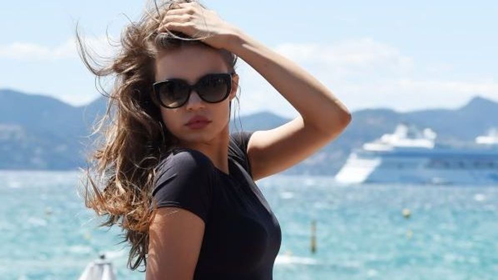 Femeia cu cele mai sexy picioare? De ce au vanat-o fotografii cand a aparut asa